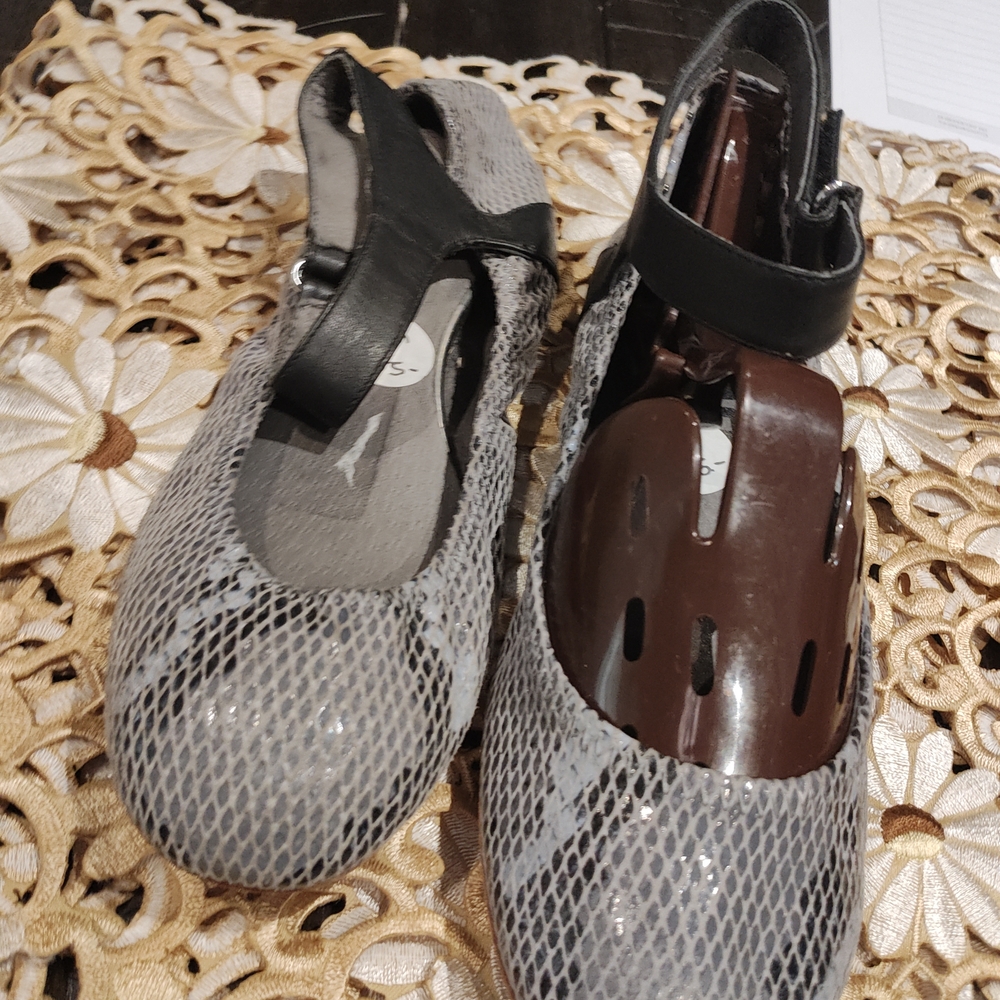 Tsubo Gray and Black Snake Print Flats
